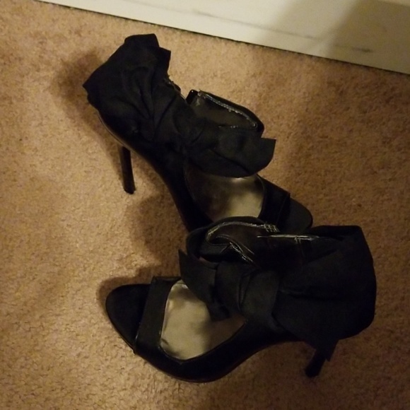 Black peep toe heels with bow - Picture 2 of 2